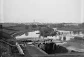 Vy från Tannefors sluss mot Linköpings stad. Till höger om slussen ses dammarna till stadens första vattenverk.

Anm: Fotografen har själv daterat fotografiet till år 1901. Den observante kan emellertid se att, sedermera, Linnéskolan är under uppbyggnad. Den stod i själva verket klar 1898.