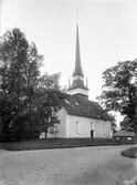 Brunneby ödekyrka 1903. Kyrkan är sannolikt uppförd i slutet av 1200-talet som gårdskyrka till Brunneby gård, vilken senare gav namn till socknen. År 1828 uppfördes en ny och gemensam kyrka för Brunneby och Klockrike församlingar och Brunneby kyrka såldes till gårdens ägare. Kyrkan kom att användas som magasin tills den på 1970-talet åter sattes i stånd som gudtjänstlokal.