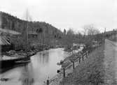 Motiv från Kölefors norr om Kisa våren 1902. Till höger skymtar den vid tiden ännu inte invigda Östra centralbanan mellan Linköping och Vimmerby.