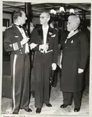 3 militärer i samspråk