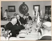 Militär vid middagsbord