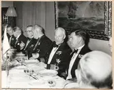 Militär vid middagsbord