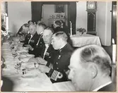 Militär vid middagsbord