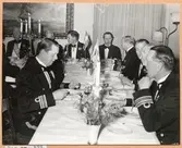 Militärer vid middagsbord