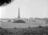 Stångebromonumentet vid Stångåns östra strand i Linköping. Invigt 1898 till minne av stångebroslaget 1598. Till höger i bakgrunden Linköpings hamn som fått besök av passagerarfartyget Linköping som trafikerade rutten Linköping-Stockholm. I fonden staden.