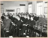 Militärer och civila i sal