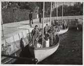 Matroser vid kaj i båt.