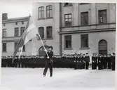 Fanbärare. Män uppställda.