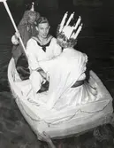 Lucia ros i roddbåt.