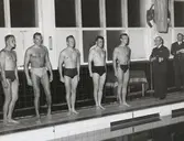 Män vid bassängkant.