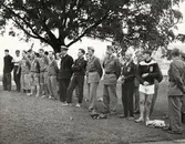 Friidrottare på äng.