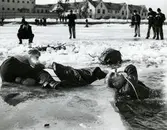 Får hjälp av kompis.