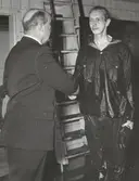 Man hälsar sjöman.