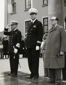 Militärer framför rådhustrappan.