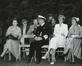 Tre damer, militär. 