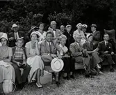 Människor på en bänk.