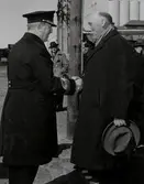 Militär hälsar på civil.