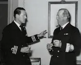 Militärer i samspråk.