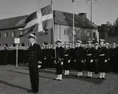 Sjömän står givakt.