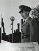 Militär vid mikrofon.