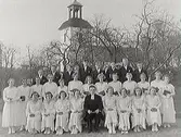 Prästen Lennart Levén sitter i mitten av konfirmandgruppen, som är samlad utanför Istorps kyrka. Från vänster sittande: Margit Johansson, Signe Börjesson, Tora Andersson, Ella Klar, Ingegerd Johansson, Gunvor, Svea Klaesson. 2:a raden: Ebba Johansson, ?, ?, Gördis Wilsson, ?, ?, Elsa Andersson, Birgit Grunditz, Anna Johansson, ?, Asta Johansson, Anna Alexandersson, Alva Ericsson. 3:e raden: Knut Borgeby, Arvid Josefsson, Bertil Mårtensson, Daniel Karlsson, Ivar Johansson, Karl Johansson, ?, Karl-Henning Andersson.