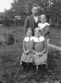 Konrad Karlsson med sina döttrar