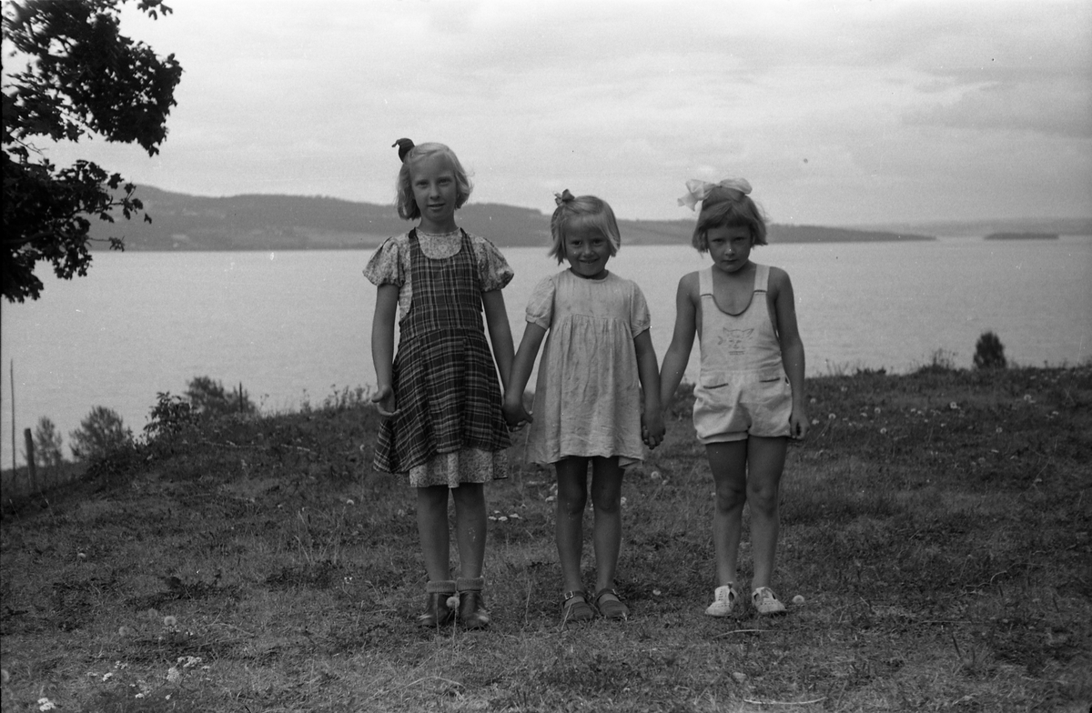 Tre småjenter på gårdplassen på Billerud august 1945. Fra venstre: Kari Holmlund, Ragnhild Bekkevold, Petra (Vesla) Homb. (Foto/Photo)