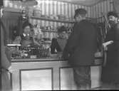 Julia Jonssons handelsbod, till höger står Kassör 