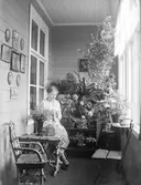 Interiör från verandan till Nanny Ekströms fotoatelje. Stolarna och bordet finns i Vetlanda Museums samlingar.