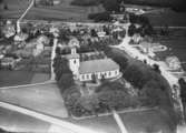 Flygfoto över Bredaryd i Värnamo kommun. Nr. H. 1882
I förgrunden ser man Bredaryds kyrka,