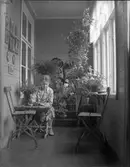 Interiör från fotoateljén. Stolarna och bordet i Vetlanda museums samling och användes vid porträttfotograifer, likaså trappan i bakgrunden.