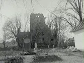 Kyrkoruin. Sankt Olofs kyrka i Sigtuna med kyrkogården i förgrunden.