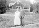Anna och Carl Z Haeggström vid sommarhuset i Marielund, Funbo socken, Uppland.