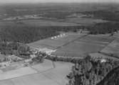 Flygfoto över Forsheda år 1950, i mitten av bilden ser man Forshedaverken, Värnamo kommun. Nr. L. 636