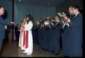Göran Eriksson kröner Vänersborgs Lucia i aulan, Huvudnässkolan. Bilder från aulan samt kortegen på stans gator.