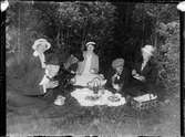 Män och kvinnor har picknick i naturen, Östhammar, Uppland