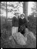 Två kvinnor i skogmark, Östhammar, Uppland