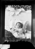 Spädbarn i säng, Östhammar, Uppland
