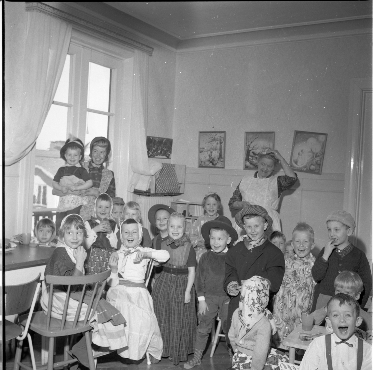 Percy Heldebrandt, Lekskolan i Gränna 1963. Den äldre kvinnan i ljust förkläde är Anna-Lisa "Nalle" Lundin. Okända maskeradklädda barn, möjligen påsktid.