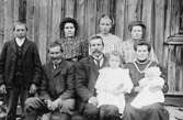 Fr.v; ?, farbror Olle Mattsson, pappa Jussi, faster Kristin (övre raden), Alma Henriksson (övre raden), i knä: Astrid och Rut (systrar till Rudolf), mor Anna, Kristin (gift med Olle).