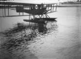 Utetagning vy 1920. Dubelldäcksflyplan i hamnen.