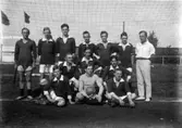 Utetagning vy 1920. Fotbollslag uppställda för fotografering.