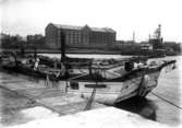 Utetagning 1917-1918. Segel båt i hamnen. Lucie AF. Ångkvarnen i bakgrunden.