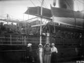 Röda Korset, invalidutväxlingen under första världskriget 1915-1917. Fartyg med en mängd soldater, några kvinnor står på kajen.