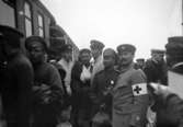 Röda Korset, invalidutväxlingen 1915-1917. Soldater och män i  rödakorsuniform vid ett tåg.