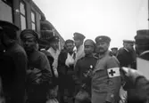 Röda Korset, invalidutväxlingen 1915-1917. Soldater och män i  rödakorsuniform vid ett tåg.