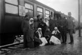 Röda Korset, invalidutväxlingen 1915-1917. Soldater och rödakorssystrar uppställda  för fotografering vid ett tåg.