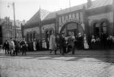 Röda Korset, invalidutväxlingen under första världskriget år 1915-1917. Välklädda damer och herrar, vissa i uniform. Tullbevakningshuset i Trelleborgs hamn.
