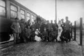 Röda korset, invalidutväxling 1915-1917 En mängd soldater och rödakorssystar uppställda för fotografering framför ett tåg.