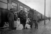 Röda korset, invalidutväxling 1915-1917. Soldater och rödakorssystrar  uppställda för fotografering på tågstationen.